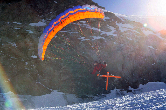 Jump d'un serac sur le glacier de la Grave